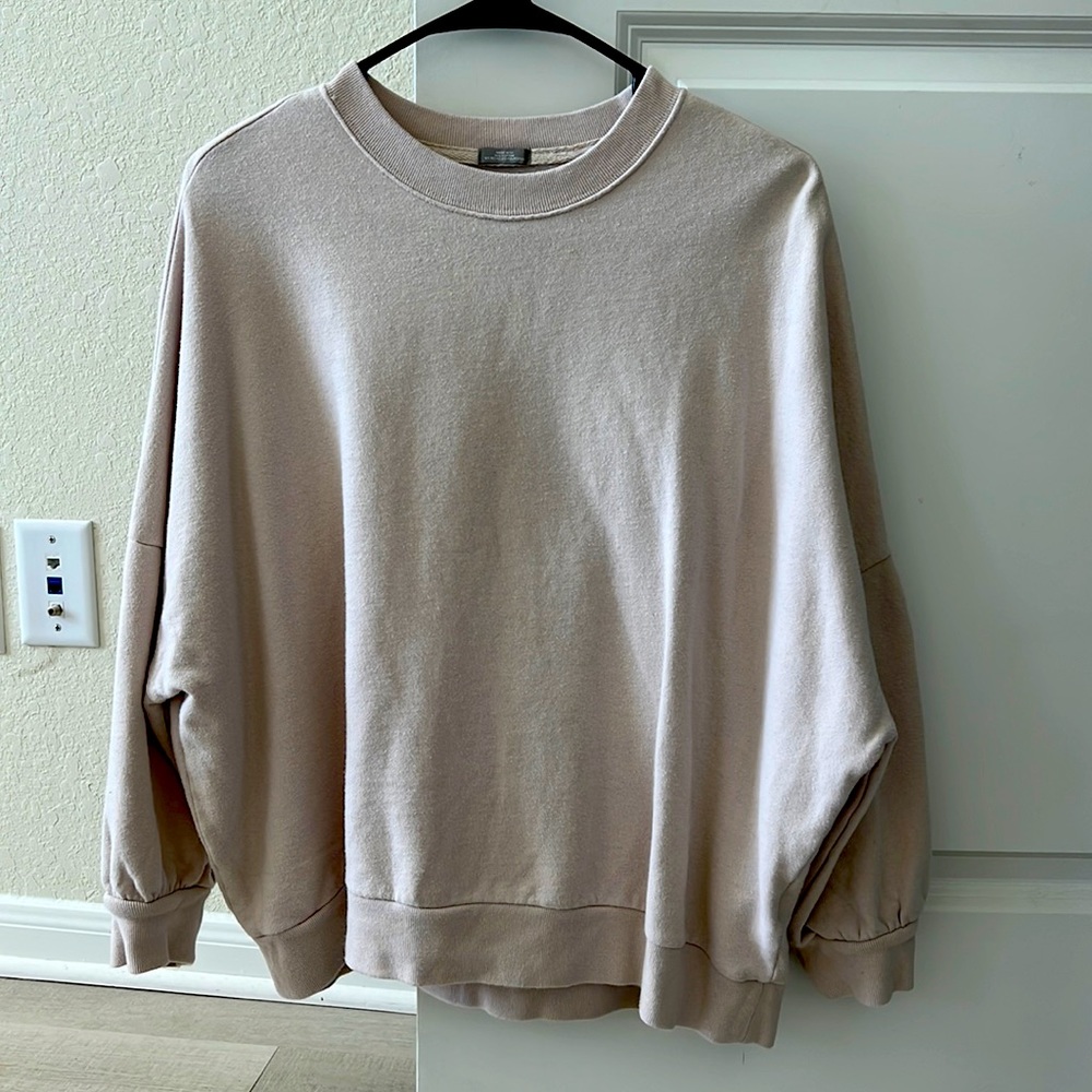 This is a sweater from GAP, it’s a size Medium and the color is cream.